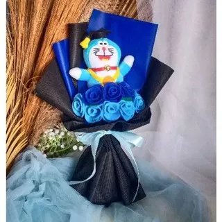 Buket bunga flanel boneka karakter doraemon wisuda