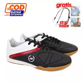 Catenzo Sepatu Futsal Pria Original Kulit Sintetis Hitam Putih / Sepatu Futsal Terlaris GRATIS STRAP MASKER NS 093