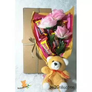 Bouquet Boneka dan Coklat Beng Beng dalam rangkaian bunga