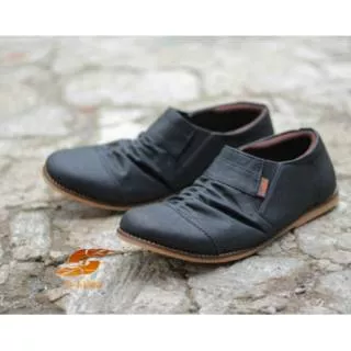 Sepatu Casual Pria D-Island kerut Hitam