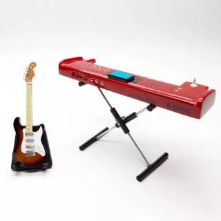 Miniatur Keyboard Merah dan Gitar Fender Stratocaster Sunburst