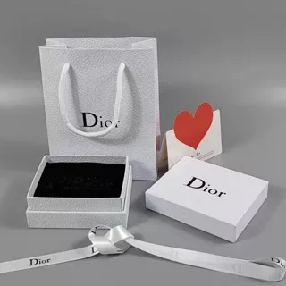 Tas kado Dior, meliputi: tas kado + kotak kado + pita + kartu ucapan, set lengkap