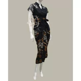 Kebaya hitam kerah shanghai, rok lasso BATIK CAP sapuan hitam, dan obi senada. By atelier.yoon