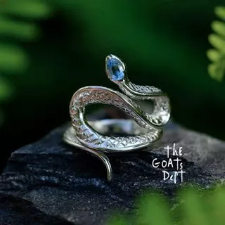 The Goats Dept - Snakey Snake Jeweled Rings Original / tgd843 cincin ular permata biru kaddo hadiah terbaik perhiasan aksesoris pria wanita warna perak silver lucu kado unik pria wanita unisex hadiah cowok cewek pacar couple skena update fashion terbaru