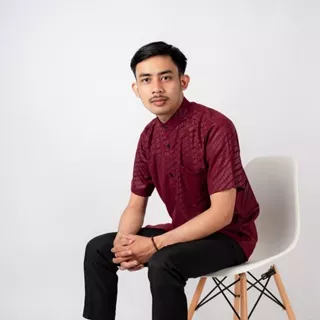 KHAF97 - BAIREL BATIK Kemeja Koko Pria Lengan Pendek Pakaian Muslim Kain Katun Motif Embos Maroon