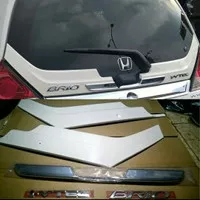 Ducktail Honda Brio warna putih dan Emblem logo