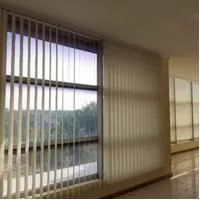 vertical blind gorden jendela kantor