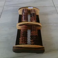 pijat kaki kayu refleksi sonokeling 4 roda bergerigi