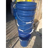ember plastik 25 liter warna biru / hitam / putih plus tutup