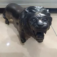 patung singa hitam top