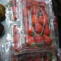 buah strawberry segar