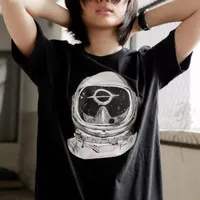 Kaos t-shirt ilustrasi Black Hole - STALINE TEES