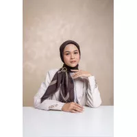 BIA x Dewi Fitri - Edna Burgundy Scarf Kerudung Segi Empat - Edisi Hag