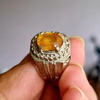 BATU NATURAL YELLOW SAFIR CUTTING