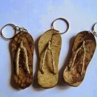 Souvenir Pernikahan Gantungan Kunci Sandal batok Kelapa