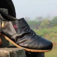 Sepatu Slop Kickers Pria Black