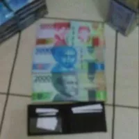 dompet mata uang rupiah dan dolar