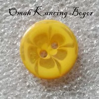 Kuning Kunyit | Kancing Baju Plastik Resin Motif Bunga | 14mm 2 Lubang