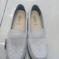 sepatu milton putih