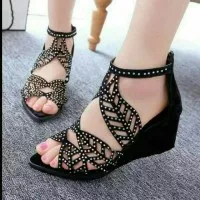 Sepatu sandal wedges hitam daun manik permata mote tinggi 5cm suede