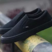 Sepatu Vans Slip On Full Black Casual Sneaker Pria Wanita