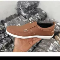 Sepatu Slip on Pria