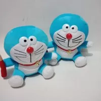 Boneka Doraemon kecil