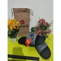 Sandal SUPREME Corak Putih sendal slide on pria dan wanita